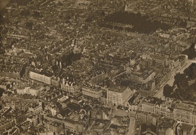Pusslet med bekanta gator från en ny och spännande utsiktspunkt, c1935. av Unbekannt