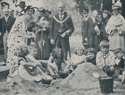 Drottningen öppnar en lekplats, 1936, 1937. av Unbekannt