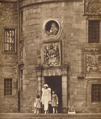 Drottningen i hennes gamla hem, Glamis slott, c1936 1937 av Unbekannt