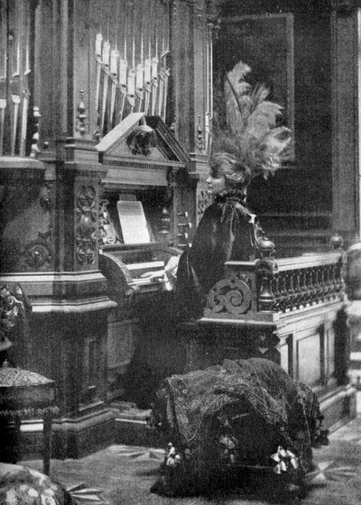 Drottningen av Rumänien spelar orgel, 1904 av Unbekannt