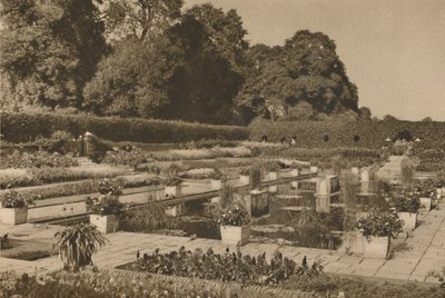 Tystnaden i den holländska trädgården vid Kensington Palace bevakad av låsta portar, c1935. av Unbekannt