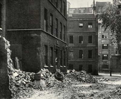 Platsen för porten från Fetter Lane och de övergivna husen som väntar på rivning, 1934. av Unbekannt