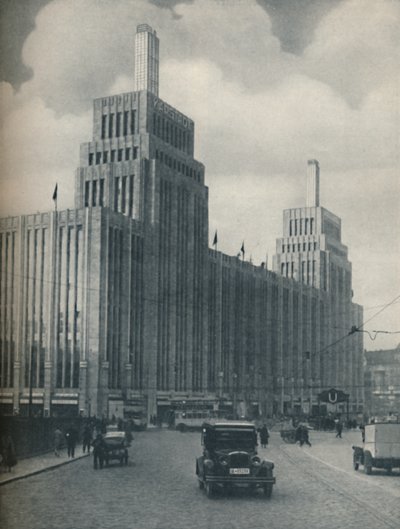 Den tornflankerade mässan av Karstadthaus byggd i ett arbetarklassdistrikt, c1935 av Unbekannt