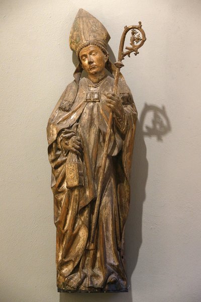 Victoria and Albert Museum. Biskop helgon. Tyskland. Omkring 1470-80. Limewood med spår av färg. Storbritannien av Unbekannt