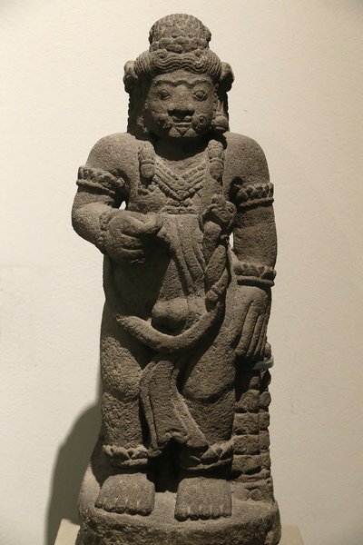 Victoria and Albert Museum. Guardian Figur från ett episkt drama. Vulkanisk sten. Indonesien (östra java). 1400-1500. Majapahit period. Storbritannien av Unbekannt