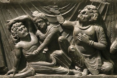 Victoria and Albert Museum. En del av en relief av Buddhas död (parinirvana). 200-400. Kushan period. Skiffer. Gandhara/Nordvästra Pakistan. Storbritannien av Unbekannt