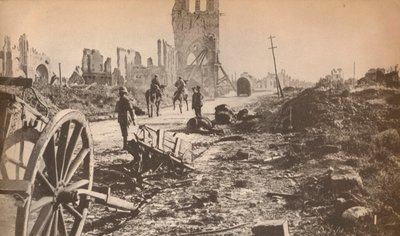 De misshandlade resterna av Ypres efter att den sista granaten hade gjort sitt värsta, visar ruinerna av familjen av Unbekannt