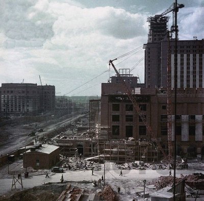 Byggandet av huvudbyggnaden av Moskvas statliga universitet på Lenin Hills av Unbekannt