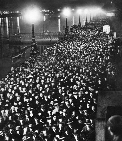 Folkmassan som väntar på att passera King George Vs catafalque i Westminster Hall, London, januari 1936 av Unbekannt