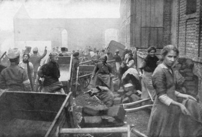 Invånarna i Caudry kommer för att söka mat från den brittiska armén, Frankrike, 1918 av Unbekannt