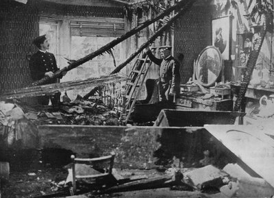 Interiören i ett av de förstörda husen i Southend, 1915 av Unbekannt