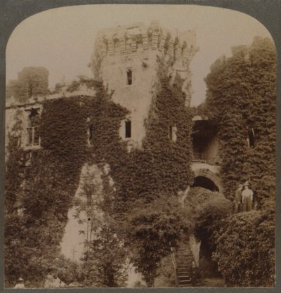 De murgrönaklädda tornen på Raglan Castle, Charles I:s sista fäste, Monmouthshire, England, c1 av Unbekannt