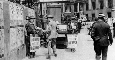 Tidningsrubrikerna för lunchtid, Trafalgar Square, London, 1926-1927 av Unbekannt