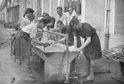 Morgontoaletten på kontinenten, 1914 av Unbekannt