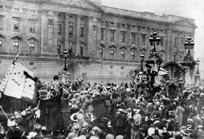 Det officiella meddelandet om vapenstilleståndet som läses, Buckingham Palace, 1918 1936 av Unbekannt
