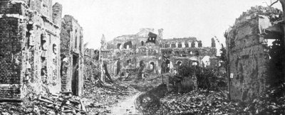 Ruinstaden och kyrkans klocktorn i Albert, Somme, Frankrike, 22 augusti 1918 av Unbekannt