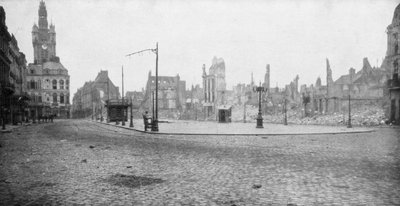 Ruinerna och klocktornet i Douai, Frankrike, 1918 av Unbekannt