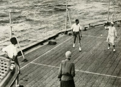 Deras majestäter, i ett spel med kortlek på däck av H.M.S. Berömd, 1927, 1937. av Unbekannt