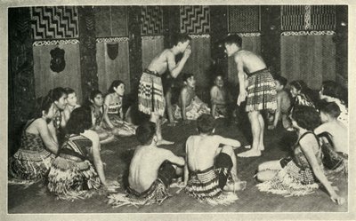 Dessa maoribarn på Native School, Whakarewarewa, spelar ett handspel, c1948. av Unbekannt