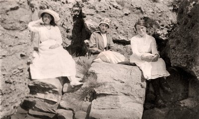 Tre kvinnor kopplar av på klippor, tidigt 1900-tal av Unbekannt