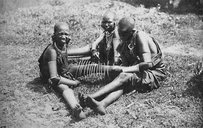 Tre unga masai-kvinnor, 1912 av Unbekannt