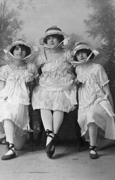 Tre unga kvinnor, fotograferade i Gales Studios, tidigt 1900-tal av Unbekannt