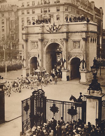 Genom Sovereigns Gate, Marble Arch, 12 maj 1937 av Unbekannt