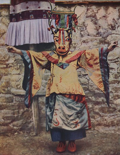 Tibetansk lama klädd för djävulsdansen, c1935 av Unbekannt