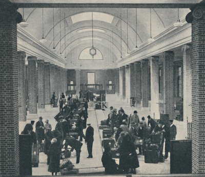 Tilbury passagerarbagage undersökt i en rymlig ny byggnad, 1937 av Unbekannt