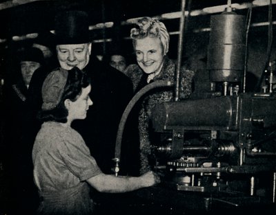 Rundtur vid inspektion i en vapenfabrik, 1940-talet, 1945. av Unbekannt