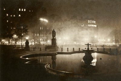 Trafalgar Square. Tittar mot Charing Cross. London by Night, 1928. av Unbekannt