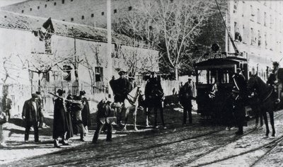 Spårvägsstrejk i Madrid, civilgardet anklagar strejkande som försöker stoppa en spårväg, publicerad i tidningen "Nuevo Mundo", december 1919 (s/v foto) av Unbekannt