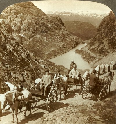 Resenärer på bergsväg genom den vilda ravinen Seljestad, Norge, c1905. av Unbekannt