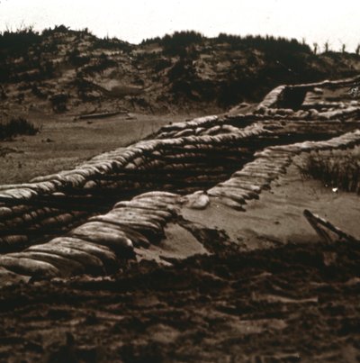 Skyttegravar i skydd av sanddynerna, Nieuwpoort, Flandern, Belgien, c1914-c1918 av Unbekannt