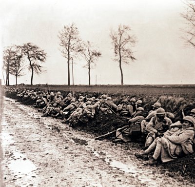 Trupper vilar vid sidan av en väg, norra Frankrike, c1914-c1918 av Unbekannt