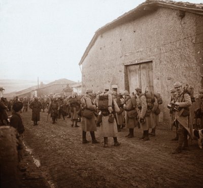 Trupper med packar på ryggen, Somme, norra Frankrike, c1914-c1918 av Unbekannt