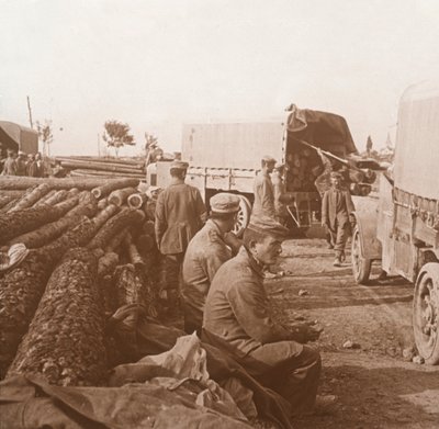 Lastbilar på Voie Sacrée, Verdun, norra Frankrike, c1914-c1918. av Unbekannt
