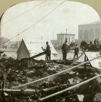 True grit - Frisörmålning skylt på tält utsträckt på trottoaren på tidigare plats, 1906. av Unbekannt