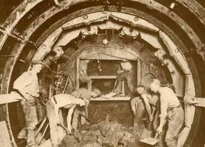 Rörtunnelutgrävning med hjälp av Greathead Boring Shield, c1930. av Unbekannt
