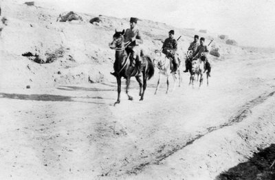 Turkiska soldater lämnar Mosul, Mesopotamien, första världskriget, 1918 av Unbekannt