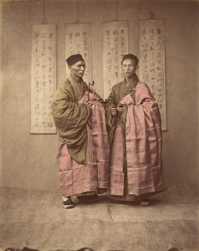 [Två kinesiska män i matchande traditionell klänning], 1870-talet. av Unbekannt