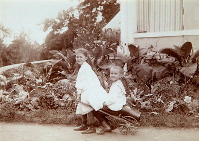 Två barn som leker utomhus, 1890-tal av Unbekannt