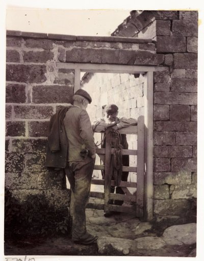 Två män pratar över en port, c 1905 av Unbekannt