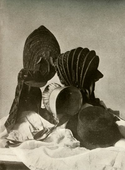 Två silkesväskor, ridkeps, Quaker-huv, mössa, handskar och kjol, 1700-talet, 1937. av Unbekannt