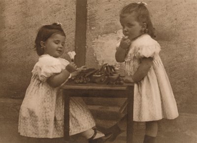 Två unga flickor vid ett bord, 1937. av Unbekannt