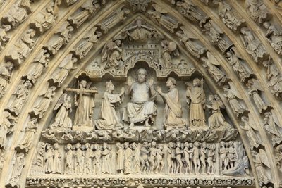 Tympanum på portalen till den sista domen: Domens Kristus. Vid hans sida, på hans knän, går Jungfru Maria och Sankt Johannes i förbön för själars frälsning. Amiens katedral, Amiens, Frankrike av Unbekannt