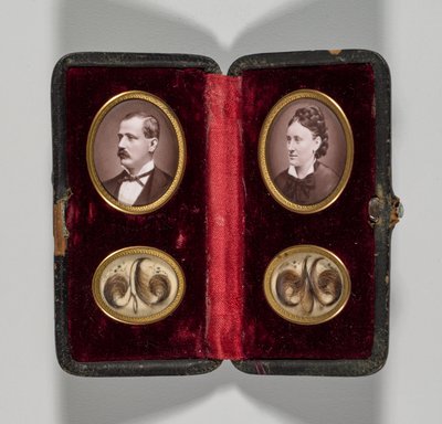 Untitled Fodral med porträtt av en man och kvinna och hårprydnader, ca. 1870-talet. av Unbekannt