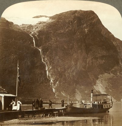 Utigards Falls från Ravnefjeld-glaciären vid sjön Loen - från Naesdal, Norge, c1905. av Unbekannt