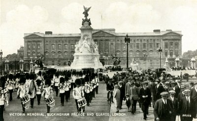 Victoria Memorial, Buckingham Palace and Guards, London, 1930-talet. av Unbekannt