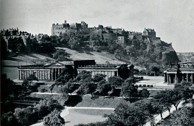 Utsikt över National Gallery of Scotland och Edinburgh Castle, c1945 av Unbekannt
